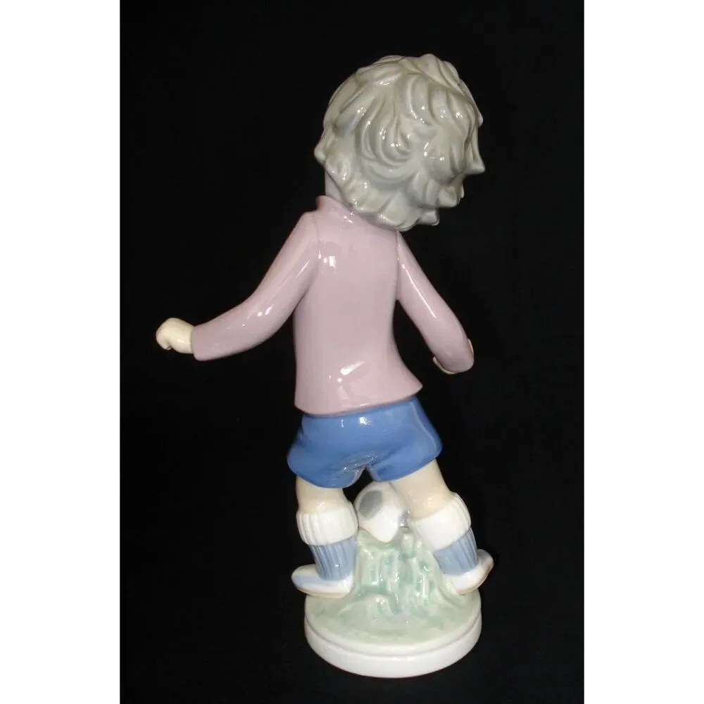 LLADRO Sports Billy Football Player Porcelain Figurine # 5135 Retired 1983 Mint